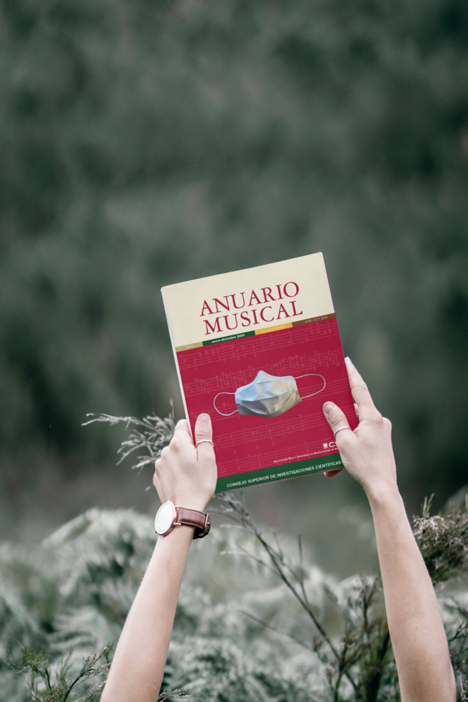 Book in the hands of a woman outdoors_cover_issue_30_es_ES