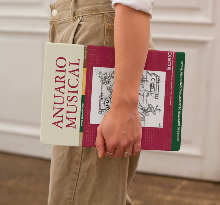 Portrait hardcover book in the hands of a woman_cover_issue_31_es_ES(1)